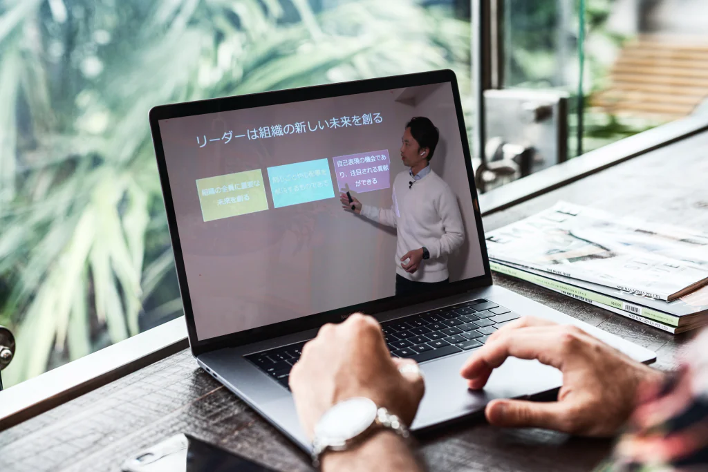 STABIRDの講義動画をノートPCで受講している様子